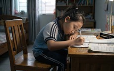 Cong vẹo cột sống ở học sinh: Tập luyện thế nào và khi nào cần điều trị?