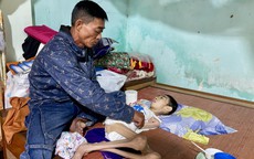 Gia cảnh người đàn ông chăm mẹ già, con bệnh, vợ bị tai nạn nghiêm trọng