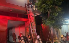 Cháy nhà 6 tầng ở Hà Nội, cảnh sát phá chuồng cọp cứu 2 người mắc kẹt