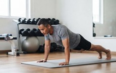 Chống đẩy 100 lần mỗi ngày có giúp tăng cơ ngực?