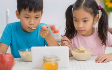 Tác hại khi trẻ vừa ăn vừa xem điện thoại, ti vi và cách khắc phục