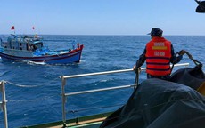 Tàu Hải quân kịp thời cứu tàu cá cùng 13 ngư dân gặp nạn