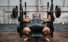 Nam giới sau tuổi 50: Để tăng cơ nên tập tạ nặng hay tập nhiều lần?