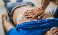 C&#225;ch &#233;p tim, thổi ngạt cấp cứu người ngừng tuần ho&#224;n
