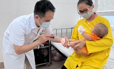 Trẻ mắc tay ch&#226;n miệng c&#243; những biểu hiệu n&#224;y, cha mẹ cần đưa ngay đến bệnh viện