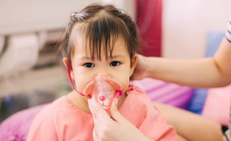 Trẻ bị vi&#234;m phổi v&#224; c&#225;ch chăm s&#243;c đ&#250;ng tại nh&#224;