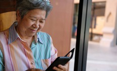 Người cao tuổi lạm dụng điện thoại nguy hại đến sức khỏe ra sao?