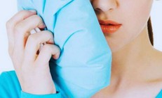 Sưng đau v&#249;ng h&#224;m k&#233;o d&#224;i cảnh gi&#225;c với sỏi tuyến nước bọt