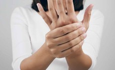 T&#234; tay l&#224; dấu hiệu của bệnh g&#236;?
