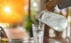 Uống đủ 2 l&#237;t nước mỗi ng&#224;y c&#243; 6 lợi &#237;ch v&#224;ng cho sức khỏe
