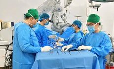 Phẫu thuật đặt ốc ch&#226;n cung cố định cột sống cổ cứu nam thanh ni&#234;n bị liệt tứ chi sau tai nạn