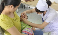 Bệnh bại liệt rất dễ l&#226;y, trẻ em cần được ph&#242;ng bệnh bằng vaccine