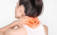 Đau cổ vai gáy khi ngủ dậy phải làm sao?