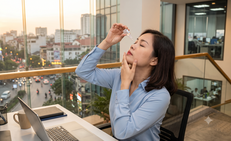 Cách phòng ngừa khô mắt do sử dụng máy tính, điện thoại