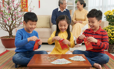 Con mở lì xì trước mặt khách, cha mẹ nên xử lý thế nào? 