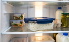 Ăn cơm nguội để tủ lạnh có giúp giảm cân?