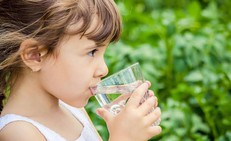 Cách tính lượng nước cần uống trong ngày cho trẻ em cực kỳ dễ nhớ