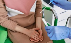 Vì sao phụ nữ tiền mãn kinh dễ bị nhiễm trùng đường tiết niệu?