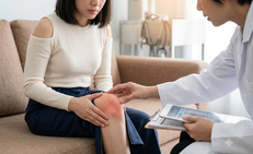 Đau lưng, đau gối, cứng khớp: Khi nào cần đi khám thay vì tự điều trị?