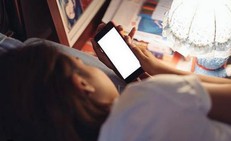 Đau lưng, thoái hoá đốt sống cổ do sử dụng thiết bị công nghệ