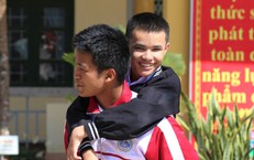 Nam sinh người Pa C&#244; nhiều năm l&#224;m &#39;đ&#244;i ch&#226;n&#39; của bạn học khiếm khuyết