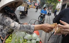 Xử phạt h&#224;ng rong b&#225;n cho du kh&#225;ch nước ngo&#224;i 200.000 đồng 1 t&#250;i t&#225;o nhỏ