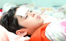 Những dấu hiệu nguy hiểm khi trẻ mắc c&#250;m B cần đưa đến viện ngay