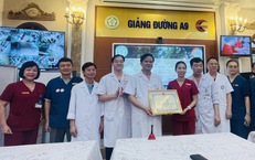 Nữ điều dưỡng A9 cấp cứu bệnh nh&#226;n ngoại viện run run khi nhận khen thưởng &#39;n&#243;ng&#39;