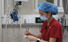 Bộ trưởng Bộ Y tế tặng Bằng khen nữ điều dưỡng A9 cấp cứu bệnh nh&#226;n trong qu&#225;n ăn ở Đ&#224; Nẵng