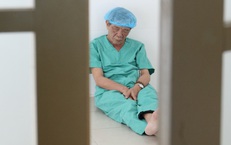 H&#236;nh ảnh b&#225;c sĩ ngồi bệt, chợp mắt trong chương tr&#236;nh phẫu thuật cho bệnh nh&#226;n ngh&#232;o g&#226;y x&#250;c động mạnh