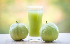 Uống nước &#233;p ổi mỗi ng&#224;y c&#243; gi&#250;p da căng b&#243;ng, chống l&#227;o h&#243;a?