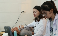 Kh&#225;m sức khỏe nội tiết, sinh sản v&#224; tặng qu&#224; cho hơn 100 phụ nữ v&#249;ng b&#227;o lũ