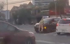 Clip t&#224;i xế hất cảnh s&#225;t giao th&#244;ng l&#234;n nắp capo