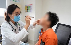 Trẻ viêm mũi xoang nghiêm trọng do nhét dây thun vào mũi lâu ngày