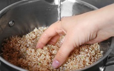 Ngâm gạo lứt trước khi nấu có tác dụng gì?