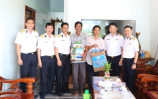 Vùng 4 Hải quân trao nhiều suất quà cho đối tượng chính sách, gia đình khó khăn