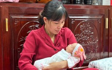 Nữ hiệu phó trường mầm non bất ngờ 'nhặt' được bé gái sơ sinh khi đi tập thể dục