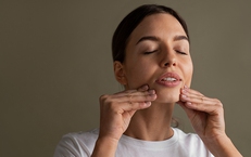 5 c&#225;ch tự nhi&#234;n gi&#250;p x&#243;a nếp nhăn khi cười, lấy lại l&#224;n da tươi trẻ ngay tại nh&#224;