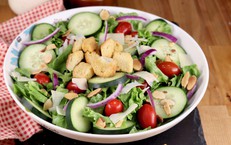 4 sai lầm khi ăn salad khiến lượng đường trong m&#225;u tăng cao