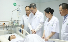 Điều dưỡng bị đ&#226;m 11 nh&#225;t đ&#227; xuất viện, tiếp tục điều trị phục hồi thần kinh