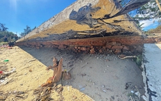 Cận cảnh đường ven biển bị s&#243;ng &#39;x&#233; n&#225;t&#39;, nguy cơ x&#226;m thực v&#224;o khu d&#226;n cư