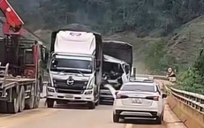 Clip khoảnh khắc va chạm giữa 2 xe tải khiến cao tốc La Sơn - H&#242;a Li&#234;n &#225;ch tắc nhiều giờ