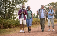 Người cao tuổi n&#234;n đi bộ thế n&#224;o khi trời trở lạnh?