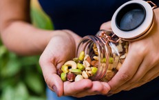 3 nh&#243;m người cần cẩn trọng khi sử dụng c&#225;c loại hạt