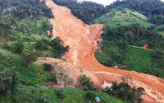 Hiện trường vụ sạt lở kinh ho&#224;ng ở Đ&#224; Nẵng nh&#236;n từ tr&#234;n cao