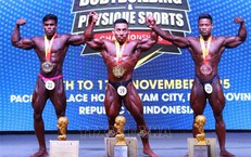 Lực sĩ Phạm Văn M&#225;ch v&#244; địch thể h&#236;nh thế giới ở tuổi 49