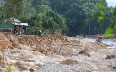 D&#242;ng suối dưới ch&#226;n Bạch M&#227; x&#225;c xơ sau lũ