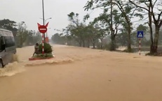 Clip mưa lớn, nước chảy &#39;như suối&#39; tr&#234;n đường Hồ Ch&#237; Minh, đoạn qua x&#227; miền n&#250;i Huế