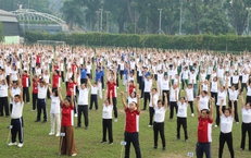 Gần 2.000 người đồng diễn dưỡng sinh v&#236; sức khỏe cộng đồng