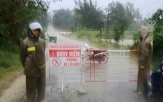 Mưa lớn ở miền n&#250;i Huế g&#226;y sạt lở đường, xe m&#225;y bị cuốn tr&#244;i khi qua tr&#224;n